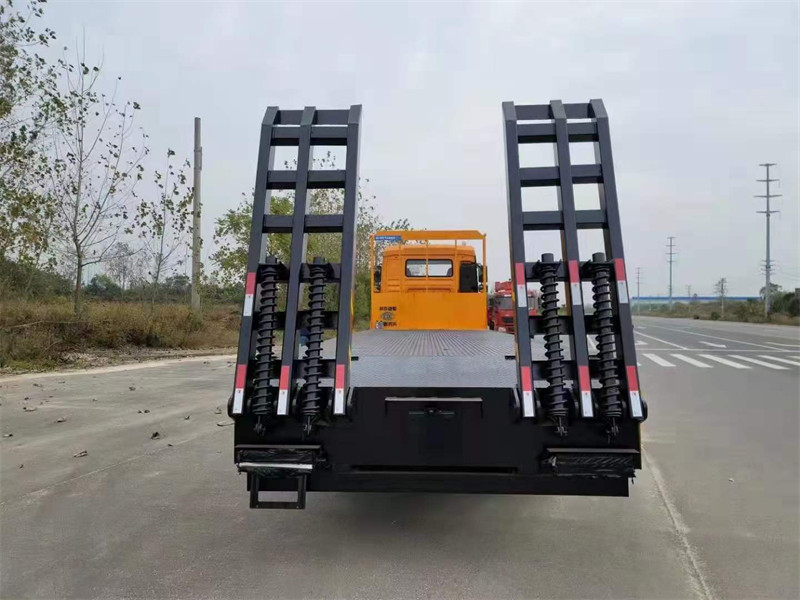 陜汽8X4平板運(yùn)輸車(chē)豪華駕駛室
