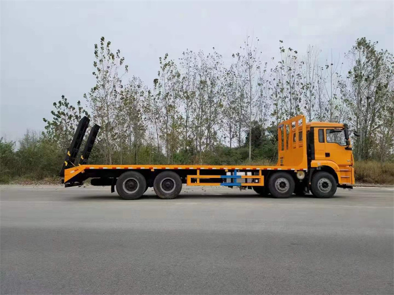 陜汽8X4平板運(yùn)輸車(chē)豪華駕駛室