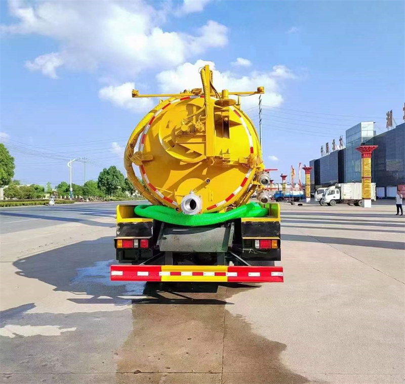 新款10方清?洗吸污車重汽出品