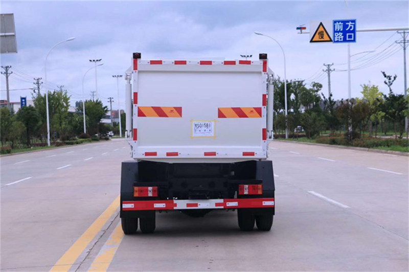 5方自裝卸式垃圾車凱馬新款現(xiàn)車