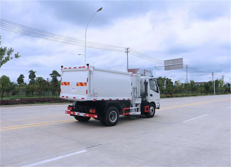 5方自裝卸式垃圾車凱馬新款現(xiàn)車