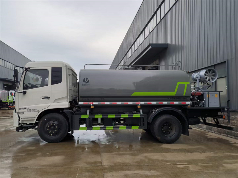 東風(fēng)天錦噴灑車美觀實(shí)用
