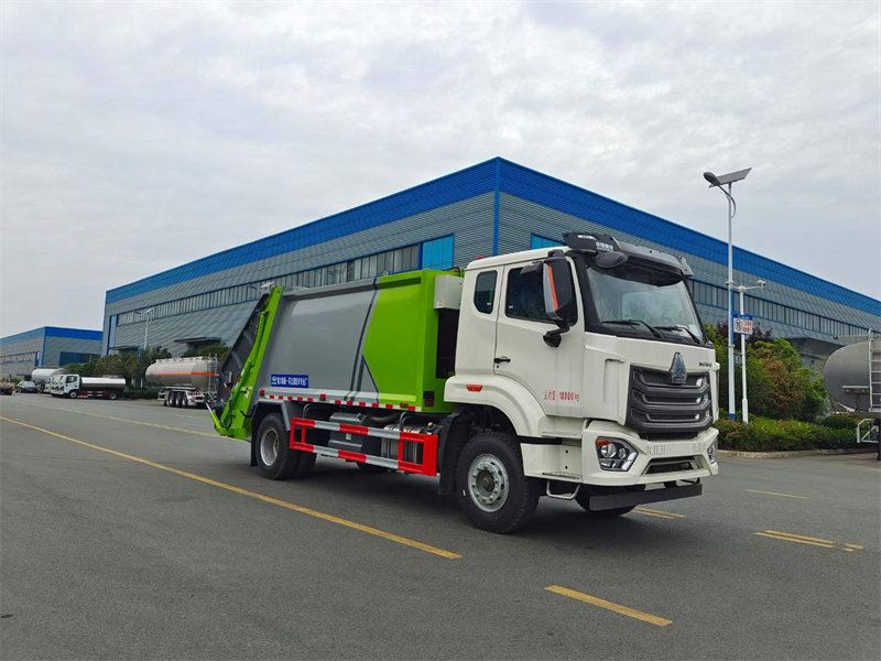豪沃壓縮式垃圾車(chē)高配低價(jià)