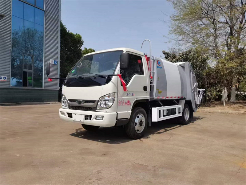福田壓縮式垃圾車(chē)剛下線(xiàn)的現(xiàn)車(chē)