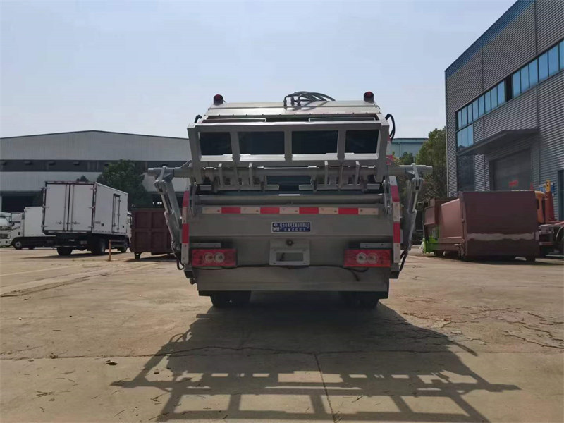 福田壓縮式垃圾車(chē)剛下線(xiàn)的現(xiàn)車(chē)