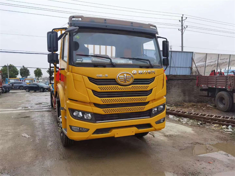 解放悍V小三軸平板運(yùn)輸車發(fā)車