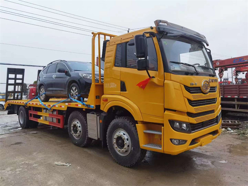 解放悍V小三軸平板運(yùn)輸車發(fā)車