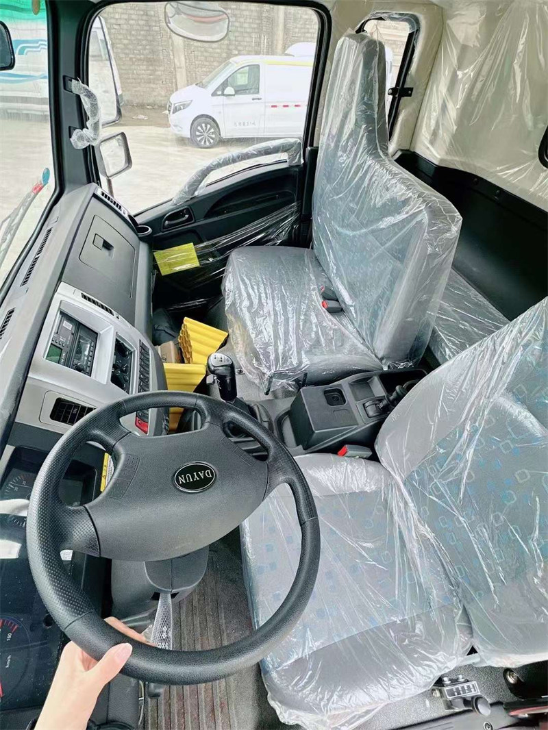 大運(yùn)新款抓斗式自卸垃圾車完工