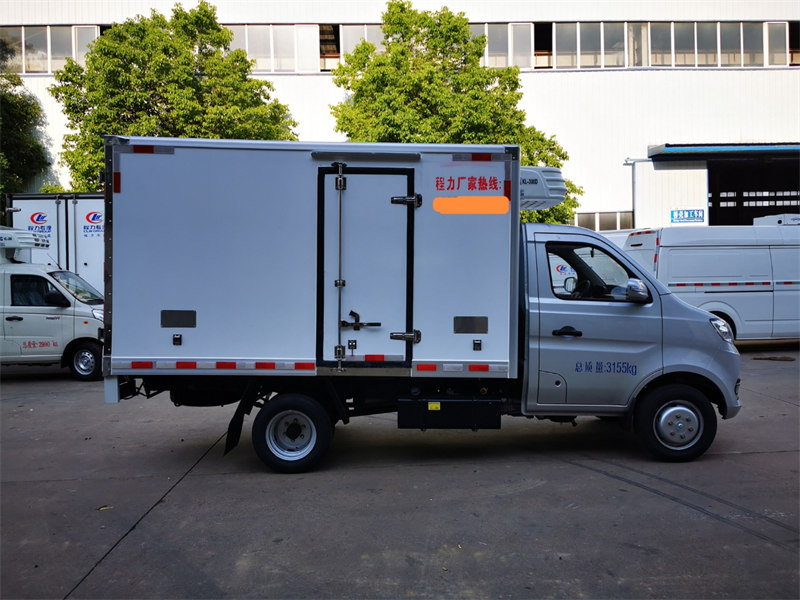 長(zhǎng)安跨越后雙輪冷藏車4月降價(jià)出售