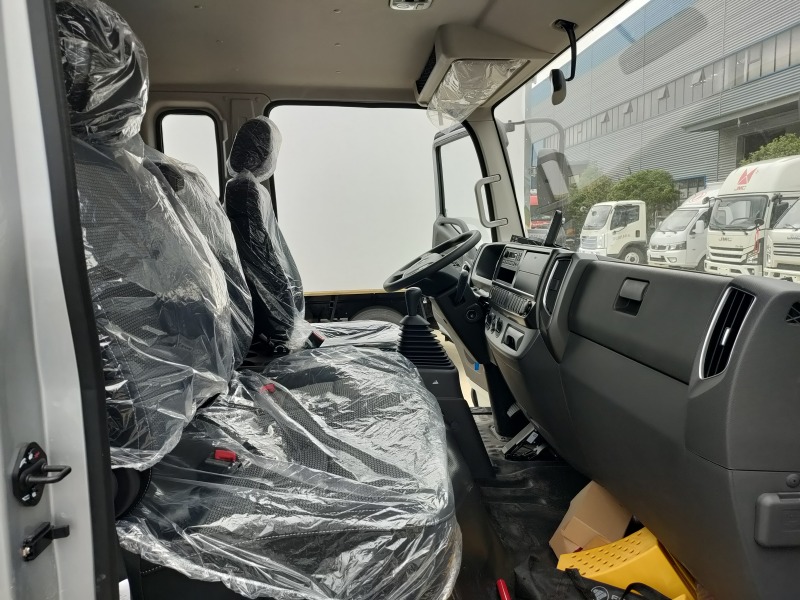 帶臥鋪的藍(lán)牌冷藏車多少錢
