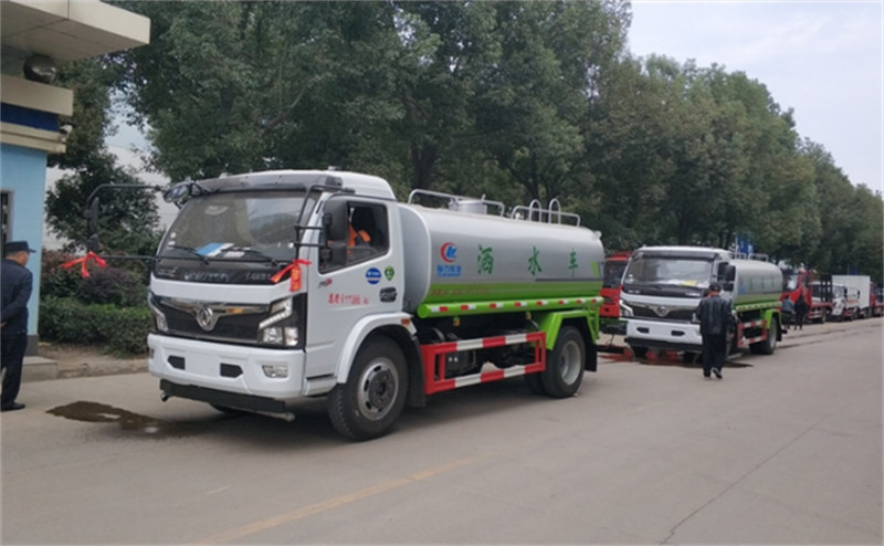 程力環(huán)衛(wèi)灑水車發(fā)車