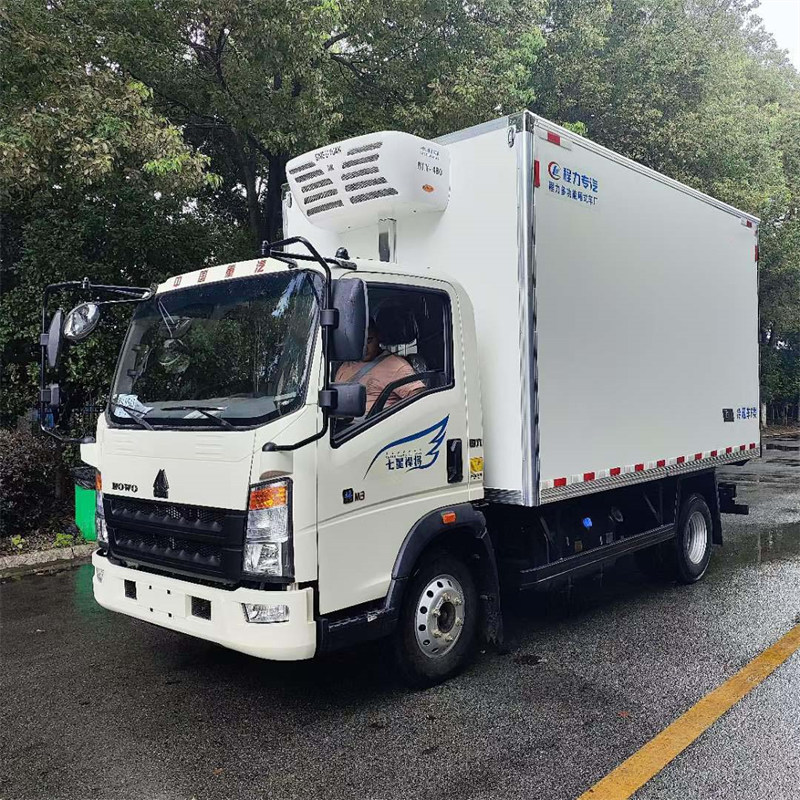 重汽豪沃藍牌4.2米冷藏車吉時發(fā)車