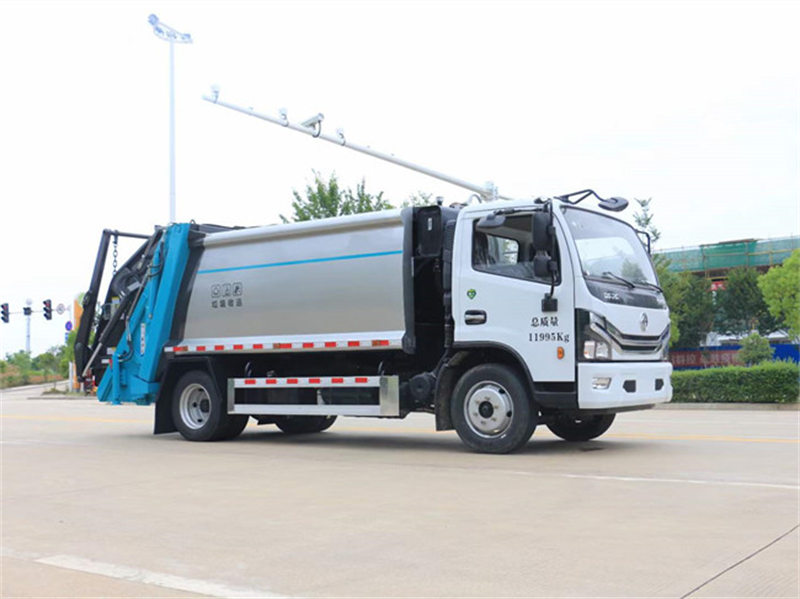 程力垃圾車廠家8方壓縮垃圾車準(zhǔn)備交車