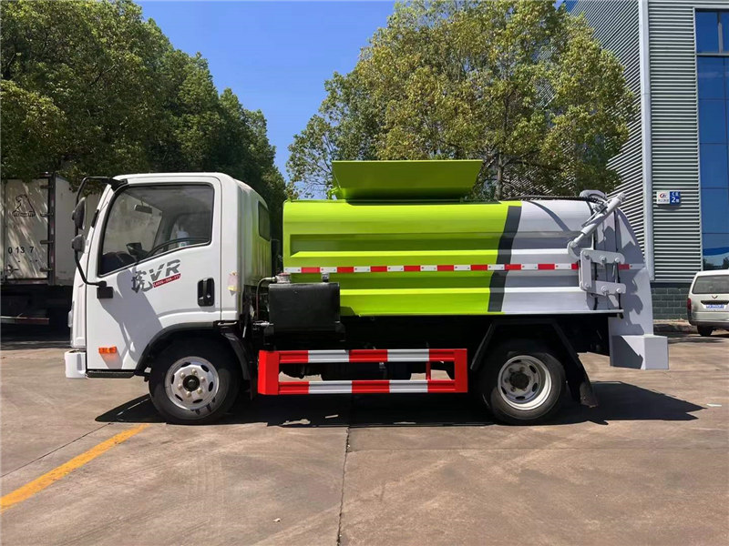 解放藍(lán)牌餐廚垃圾車發(fā)車