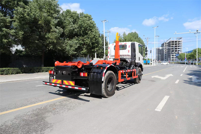 三環(huán)創(chuàng)客勾臂垃圾車4000mm軸距排半駕駛室