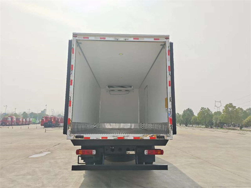汕德卡新款G5S單橋6.8米冷藏車現(xiàn)車特價