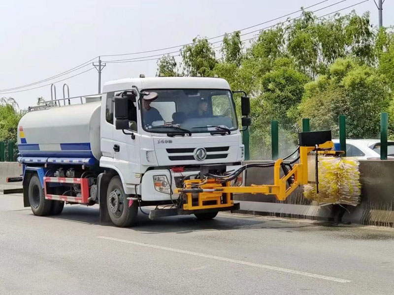 加裝前置避障高速護欄清洗機--定制