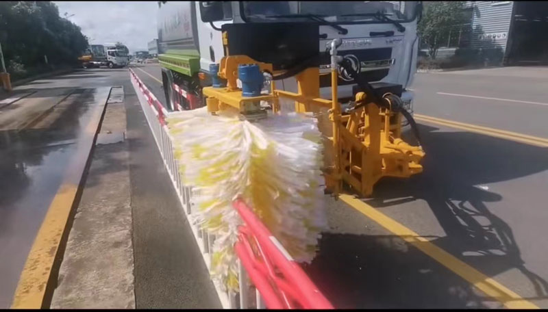 加裝前置避障高速護欄清洗機--定制