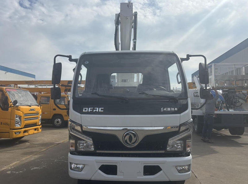 程力華鑫東風福瑞卡出口18米直臂高空作業(yè)車