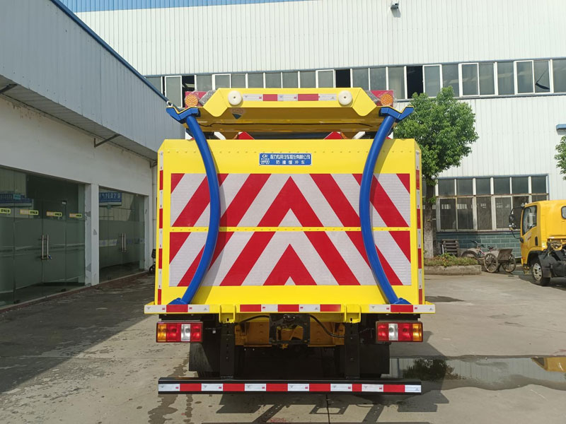 江鈴順達(dá)5041二次翻轉(zhuǎn)防撞緩沖車